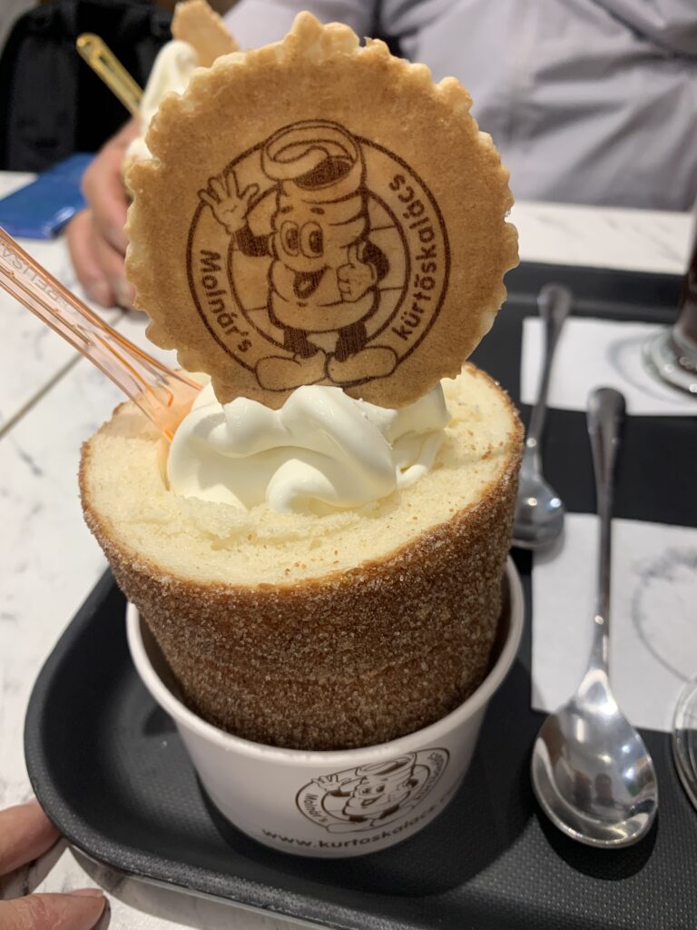 헝가리 전통 디저트 쿠르토시칼라치